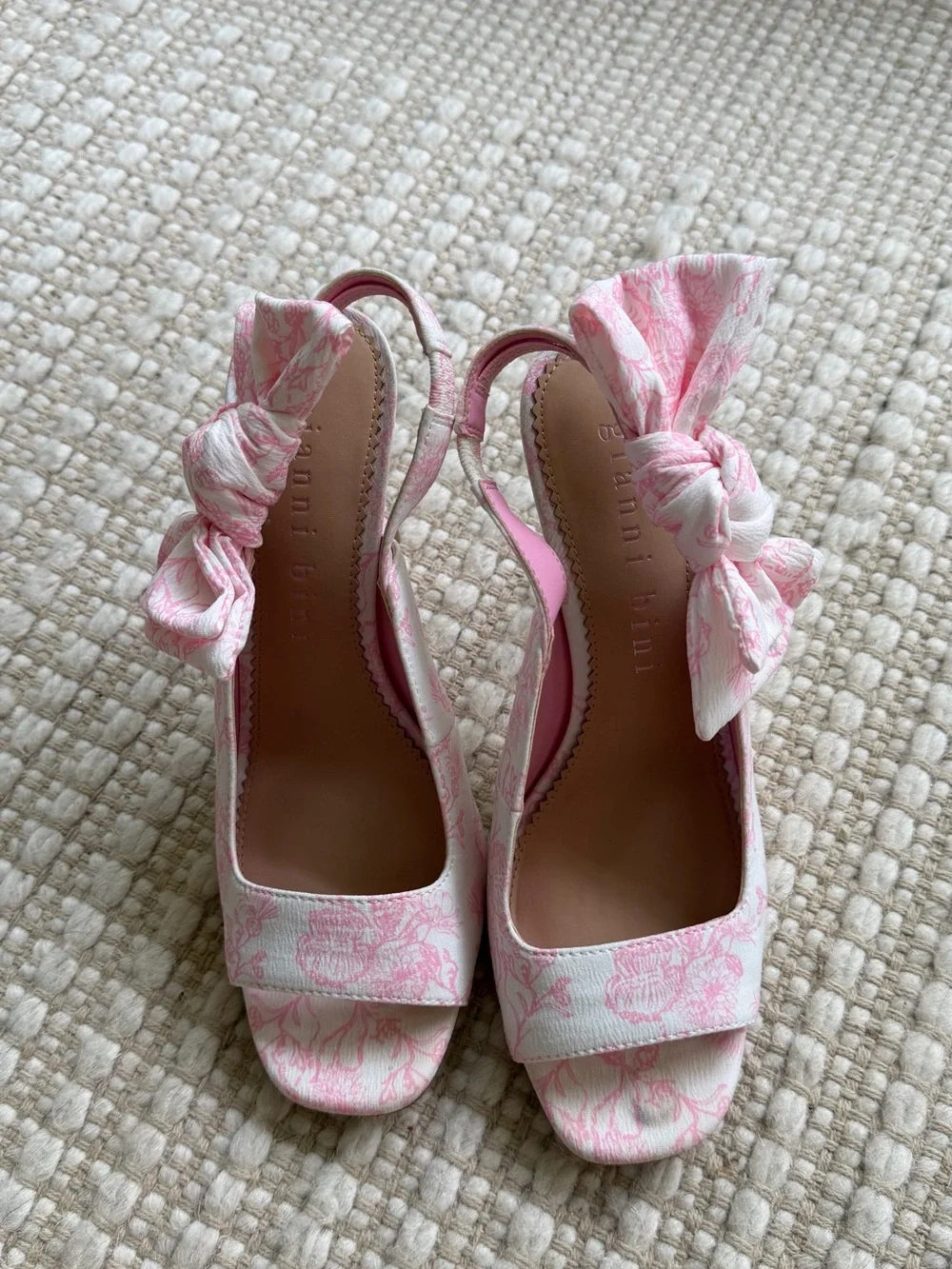 Gianni Bini Pink Toile Bow Heels - Picture 2 of 6